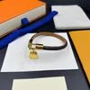 Bracciale rigido di design Lettera di gioielli classici di moda Braccialetti con ciondolo di marca marrone Bracciale in pelle Bracciale con chiusura in metallo uomini donne coppie gioielli regali