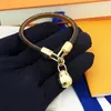 Brazalete de diseñador Pulsera Moda joyería clásica carta Marca marrón pulseras colgantes Pulsera de cuero Pulsera con cierre de metal hombres mujeres parejas joyería regalos