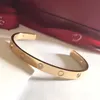 Bracciale a forma di C in acciaio al titanio di lusso in cristallo 18 carati Bracciale in acciaio al titanio con ciondolo a forma di amore da donna Bracciale di design europeo e americano di alta qualità