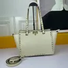 Luxury Classics Designer Bags Femme Sac à main Shopping Sac à bandoulière Fourre-tout trapèze inToutes les catégories Cuir véritable Rivet pailleté cuir de vachette grain de litchi Bandoulière