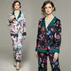 Kvinnor Retro Floral Designer Pyjamas Ställer in långärmad V-hals snörning upp båge eleganta toppar och breda benbyxor set 2023 Spring Fall Fashion Runway Home Wear Two Piece Suits