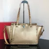 Luxury Classics Designer Bags Femme Sac à main Shopping Sac à bandoulière Fourre-tout trapèze inToutes les catégories Cuir véritable Rivet pailleté cuir de vachette grain de litchi Bandoulière