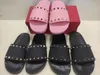 Pantoufles d'été Hommes Femmes Diapositives Dames Pantoufle De Plage Espadrilles Rivet Stud Pantoufles Antidérapantes En Cuir Hommes Chaussures À Pointes Occasionnelles Strass Curseurs En Caoutchouc Plats