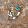 Anéis de casamento letras maiúsculas femininas Tamanho aberto redondo Blue Fire Opal for Women Silver Color Bands