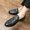Sapatos sociais masculinos com padrão estampado de marca de luxo Sapatos casuais planos para escritórios de negócios Oxfords couro genuíno Designers com fivela de metal Mocassim de camurça