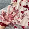 ステレオスピックバタフライ刺繍メッシュラウンドネックドレス夏の新しいスタイルウエストラップがスリムな気質Aライン大きなスイングロングドレスを示しています