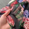 夏のVネック印刷されたシフォンドレスは、薄い気質の波打つ半袖のウエストファーストラブフェアリードレスを示しています