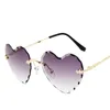 Lunettes de soleil 2023 Fashion Luxury Rimless Metal Frame Heart Women Femmes Rétro Gradient Brand Designer UV400