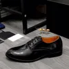 2023 Herr Designer Dress Shoes Brand Lace-Up Formal Business Handmade Oxfords Manliga äkta läder Bröllopsfestskor Zapatos Hombre Storlek 38-44