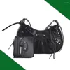 Sacs de soirée Hobos Femme Style Punk Rivet Cartables Sacs à main pour femmes Personnalité Vintage Mode Crescent Tassel Crossbody Bag (Noir)