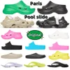 2023 Hausschuhe für Herren und Damen, klobige Slides, PU-Sandalen aus Gummi und Fell, Designer-Slipper mit flacher Sohle, Paris Piscine POOL SLIDE SANDAL, Slider mit 3D-Prägung und Logo