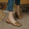 Nxy sandalen dames sandalen metaal decoratie vaste kleur vierkant teen dames flats Romeinse retro klassieke achterste riem riem gespannen vrouw schoenen 230322