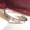 Bracciale a forma di C in acciaio al titanio di lusso in cristallo 18 carati Bracciale in acciaio al titanio con ciondolo a forma di amore da donna Bracciale di design europeo e americano di alta qualità