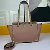 Luxury Classics Designer Bags Femme Sac à main Shopping Sac à bandoulière Fourre-tout trapèze inToutes les catégories Cuir véritable Rivet pailleté cuir de vachette grain de litchi Bandoulière