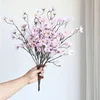 Guirnaldas de flores decorativas 50 cm Un manojo de ramas de flor de durazno artificiales de 6 garras Decoración del hogar Cereza de aterrizaje de boda de seda