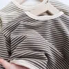 Tシャツ幼児の少年緩んだシンプルなストライプ長袖Tシャツ薄い快適なソフトカジュアルトップガールコットンTシャツキッドスウェットシャツ230327