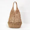 Strandväskor Ny Hollow Cotton Rope Bucket Bag Straw Woven Fishing Net Beach Casual och mångsidig modeväska för kvinnor 230327