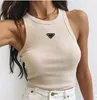 2023 Hot Pr-a Summer White Women Tops Tees Crop Top Haft Sexy Off Shoulder Czarny podkoszulek Casual Bez rękawów Top z odkrytymi plecami Koszule Luksusowy projektant Kamizelka w jednolitym kolorze