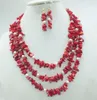 Halsbandörhängen sätter 3 rader av naturlig oregelbunden röd korall och pärlhalsband. Mycket klassiskt brudbröllop