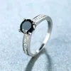 Ringas de banda Ringas femininas de zircão preto feminino Anel de pedra clássica cor de prata fina anéis de noivado para mulheres Anel de casamento redondo de cristal da moda G230327