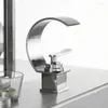 Rubinetti per lavabo da bagno Rubinetto per lavabo monocomando montato su piano e cascata di acqua fredda