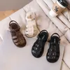 Sandalen Girls geweven sandalen Nieuw 2023 Zomer kinderen jongens teen bedekte sandalen holle kinderstrand gladiator schoenen voor 4 tot 7 jaar oud W0327