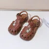 Slipper 2023 Süße Prinzessin Sandalen Sommer bedeckte Zehen bestickt französischer Stil Baby Mädchen einfache flache lässige Kleidschuhe National 230325