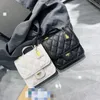 Chanei 22K Fall Act Messenger Bag designer Väskor axelväskor handväska liten fyrkantig kedja crossbodybag med hängform metall logotyp