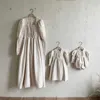 Flickans klänningar Nya koreanska våren spädbarn baby klänning bomullsblomma tryck spets retro barn prinsessan klänning födelsedag kläder