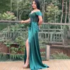 Hunter Green Beading Formell aftonklänning 2023 Satin Saudiarabien Lace Satin slits kändis stil sjöjungfrun av axel ruched prom party klänning mantel de soiree