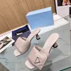 2023 Klassiska medelstora tjocka hälkvinnor tofflor Sandaler Triangel Buckle Decoration Luxury Designer Soft Sheepskin Mule Street Style Factory Shoes Slipp S641#