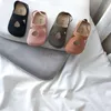 Sandali Scarpe traspiranti scavate per bambini 2023 Primavera estate nuovi sandali Baotou da ragazza in stile britannico per ragazzi 1-9 anni pantofole W0327