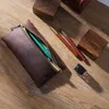 Potloodzakken van Thenon Crazy Horse Leather Retro Zipper Pen Case draagbare opbergtas grote capaciteit potloodkas aanpasbare zakelijke geschenken 230327