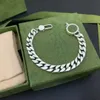 Pulseiras de designer de cor sólida pulseira de charme feminina grossa hipérbole letras duplas forma cjeweler chave pulseira de luxo especial para senhoras cool vintageZB062 E23
