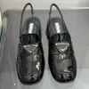 Новые женские фирменные модельные туфли Одиночные туфли мокасины Назад Пустой толстый каблук Открытый каблук Верх с треугольным фирменным логотипом Формальные профессиональные туфли на высоком каблуке