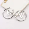 2023デザイナーNew V Family 2021 New Fashion Simple Letter Hollowearrings Personality Design Lightearrings Jewelry