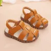 Sandaler Nya pojkar Sandaler Soft Leather Closed-Toe Toddler Baby Summer Shoes Boys and Girls Children Beach Shoes Sport Kids Sandaler CSH130 W0327