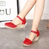 Sandaler 2022 Summer Korean Women Baotou Sandaler Fashion Casual Weave Breattable Shoes Female Wedge Platform Buckle Shoes Sandalias Z0325