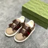 Designer Bee Toddler Sneakers Kids Skor pojkar flickor utomhus tränare vita läder platt skor