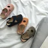 Sandales Chaussures respirantes évidées pour enfants 2023 Printemps été nouveau style britannique garçons filles Baotou sandales 1-9 ans pantoufles W0327