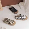 Tofflor barn sommarfjäder duk sandaler baby söt leopard zebra tryck kausalskor pojkar andas krokstängning 230327