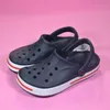 Crocs مصمم السقوط مصمم الصندل رجال نسائي منصة النعال شرائح كروس كبيرة طفل ثلاثة أضعاف أسود أبيض أبيض أحمر الكاكي الأزرق النعناع الأخضر المنزلق الصيف يتخبط