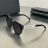 Новые дизайнерские солнцезащитные очки мужские роскошные дизайнерские солнцезащитные очки для защиты от алмаза инкрустации CH5423 буквы нерегулярные ноги