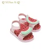 Sandálias 2022 New Children's Childy Fruit Shoes Watermelon Sapatos meninos e meninas chinelos de desenho animado de verão Solas não deslizantes Sandálias ao ar livre W0327