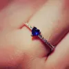 Pierścienie zespołu urocze niebieskie kryształowy kamienny pierścień Rose złoto srebrny kolor zaręczynowy luksusowe serce cyrkon obrączki dla kobiet Z0327