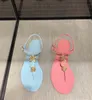 Paris 2023 Ny lyxdesigner strandkvinnor Double Summer Sandal Woman Jelly Shoes Brands Diamond Flat Outdoor Ladies Sandals Stora Flip Flops CC