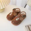 Sandals Girls Leather Princesa Sandálias 2023 Verão Novo Retro descalço Flores bordadas meia sandálias W0327