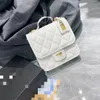 Chanei 22K Fall Act Messenger Bag designer Väskor axelväskor handväska liten fyrkantig kedja crossbodybag med hängform metall logotyp
