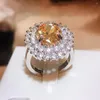 Anelli a grappolo Design avanzato Donna Anello con fiore di diamante giallo Femminile Zircone luminoso Brillante Gioielli di lusso Festa regalo per ragazze