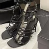 Karree-Sandalen imitierte Kristallschnallen-Spitzen-Absatzschuhe mit drei Spitzenverzierungen Kristallbuchstaben dekorative Stilett-Kleidschuhe Designer-Schuhe